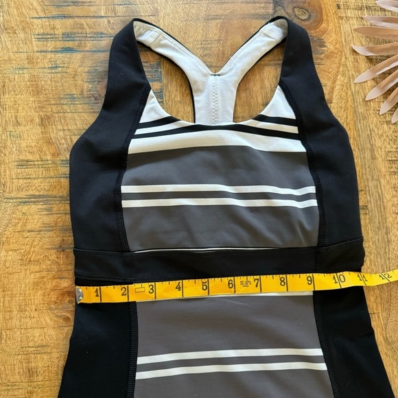 Lululemon Athletica  Run Fast Track Black White Stripe Criss Cross Back Size 2 - Picture 8 of 12